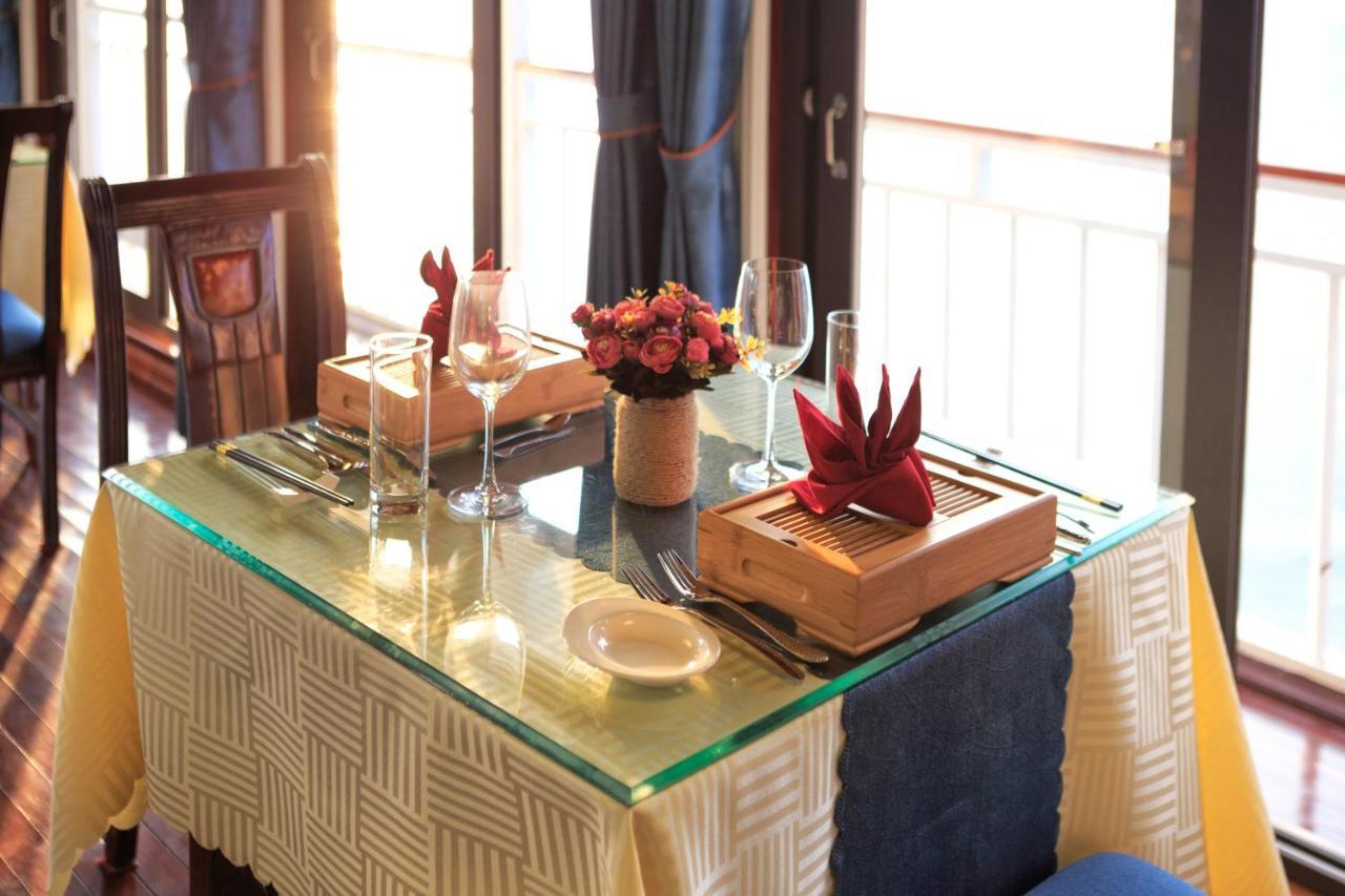 Charm Boutique Cruise Hotell Ha Long Exteriör bild